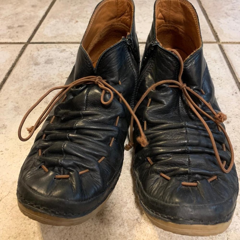 Genuine black leather booties with wrinkled design (Size 8)